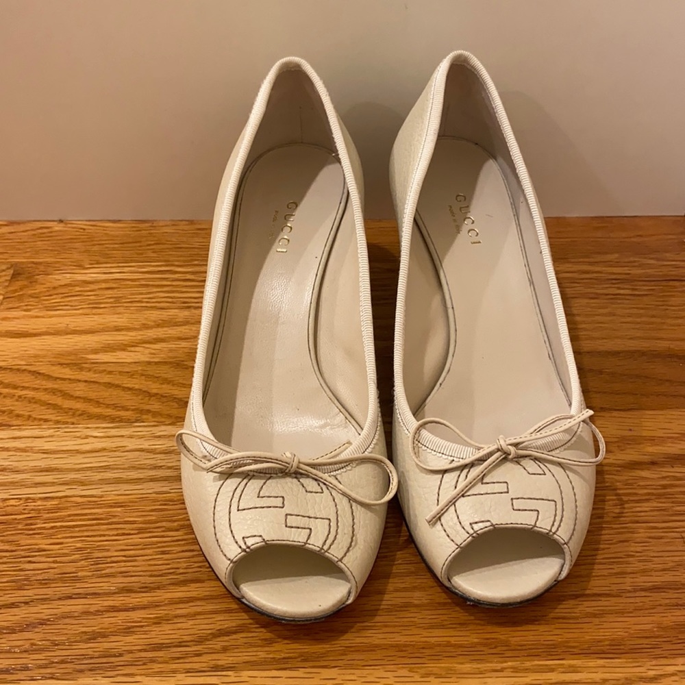 Gucci White Leather Open Toe Wedges GG Logo 6.5